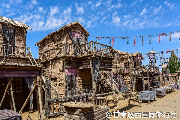 張掖丹霞景區里有沒有餐廳？還是自帶干糧好