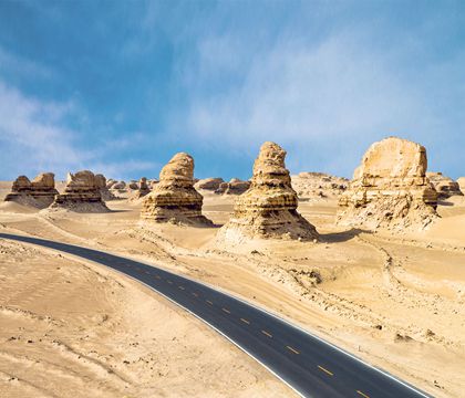 青海西寧+察爾汗鹽湖+敦煌+大柴旦翡翠湖旅游景區(qū)+張掖七彩丹霞旅游景區(qū)9日8晚私家團(tuán)