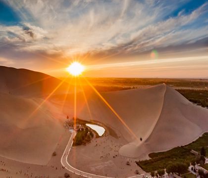 青海西寧+敦煌+張掖+青海湖+莫高窟+茶卡鹽湖+翡翠湖+門源百里油菜花海9日8晚私家團(tuán)